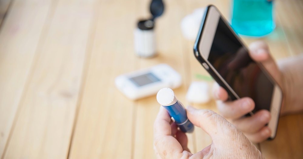 old lady is testing blood sugar level using blood